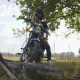 motard ajustant son casque avant de rouler en moto en été